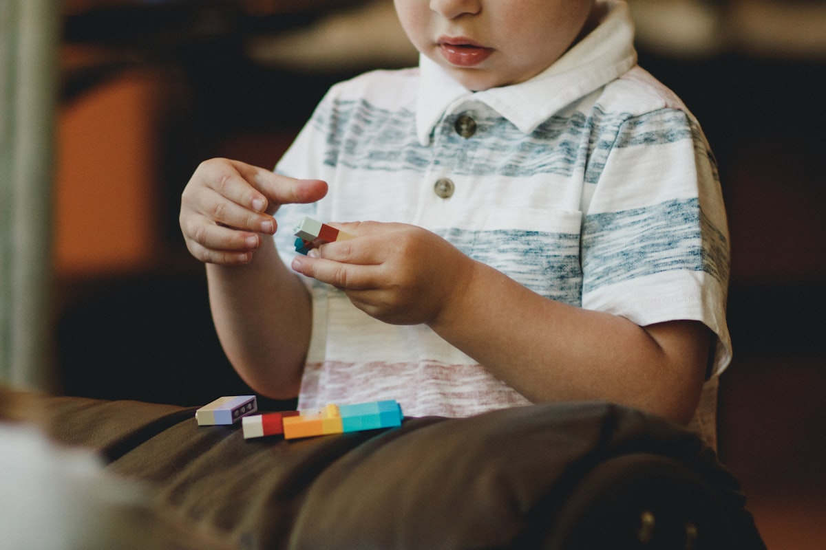 Enfant utilisant des jeux de construction pendant un accompagnement individuel